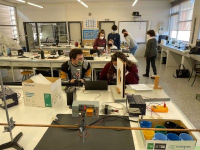 Alumnes de l'Institut Lacetània fan pràctiques al laboratori de la UPC Manresa