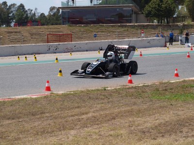 El DYN-05, el vehicle de l’equip d’estudiants Dynamics UPC Manresa, no decep a la nova edició de la Formula Student Spain