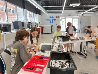 El taller “Art i enginyeria” del Campus d’Estiu de TechLab Manresa, que es feia per primera vegada, ha estat un èxit
