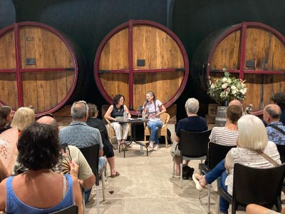 El "Tertúlia i vi" celebra la seva 10a edició en plena forma al Celler Abadal d'Avinyó