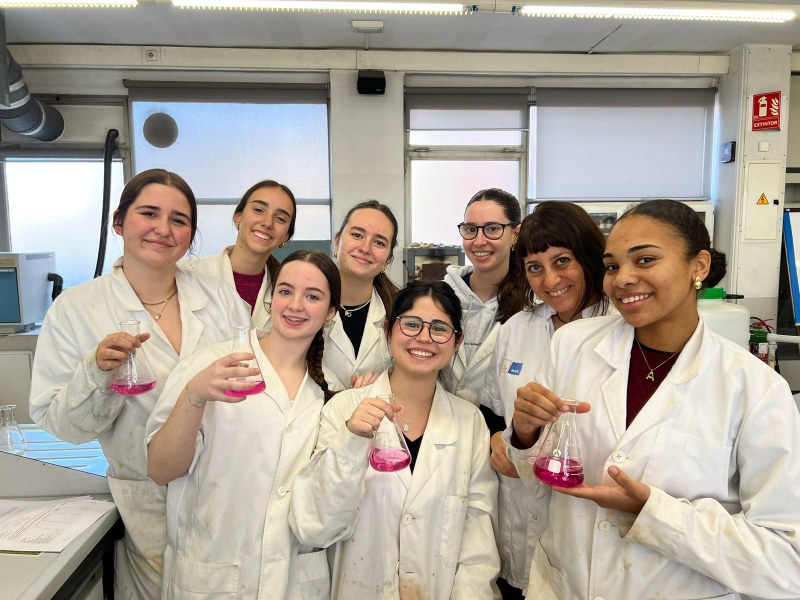 Els alumnes de 1r de batxillerat de l’Institut Lluís de Peguera descobreixen l’enginyeria química i experimenten als laboratoris de la UPC Manresa