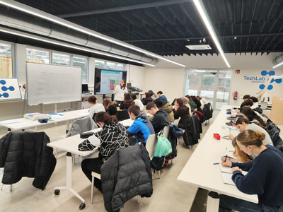 Els alumnes del Peguera visiten el TechLab i fan pràctiques de química als laboratoris de la UPC Manresa