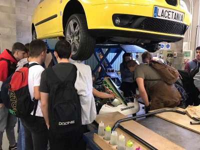 Estudiants del Grau en Enginyeria d'Automoció visiten l'Institut Lacetània