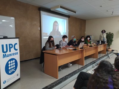 Noies estudiants de la UPC Manresa i alumnat de l’Institut Guillem Catà parlen de les seves inquietuds i experiències a la taula rodona ‘Les dones i l’enginyeria’, amb motiu de l’11-F