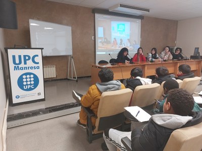 Noies de la UPC Manresa parlen de les seves inquietuds i experiències a la taula rodona ‘Les dones i l’enginyeria’ realitzada amb motiu de l’11F