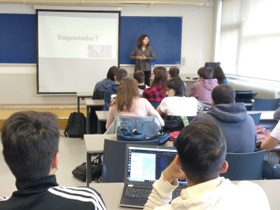 Xerrada per part d'una emprenedora als estudiants de l'enginyeria de sistemes TIC