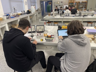 El alumnado del Instituto Lacetània experimenta con el electromagnetismo en la UPC Manresa