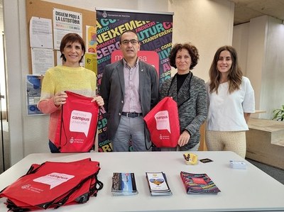 El Ayuntamiento da a conocer Manresa a los nuevos estudiantes universitarios entregándoles una bolsa con material informativo y turístico