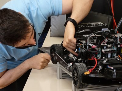 Estudiantes del grado en Ingeniería de Sistemas TIC de la EPSEM de la UPC participan en una competición de coches autónomos