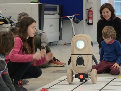 Éxito del taller "Juega, crea y aprende programación con la Veta!" en el TechLab Manresa.