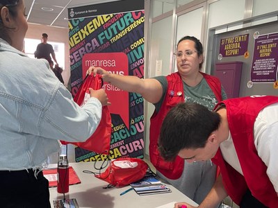 Manresa da la bienvenida a los nuevos estudiantes universitarios con material para conocer el campus y la ciudad.