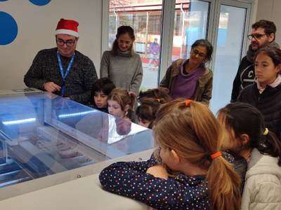 Una veintena de niños entre 6 y 12 años, acompañados de sus familiares, participan en el Campus de Navidad de TechLab Manresa